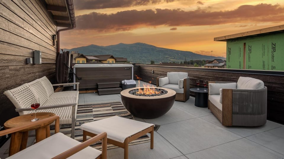 Natural landscape, Hot Tub, View (from property/room), Seating area, Mountain view