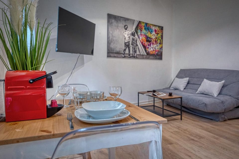 Communal lounge/ TV room, TV and multimedia, Living room, Seating area, Dining area, Evening entertainment