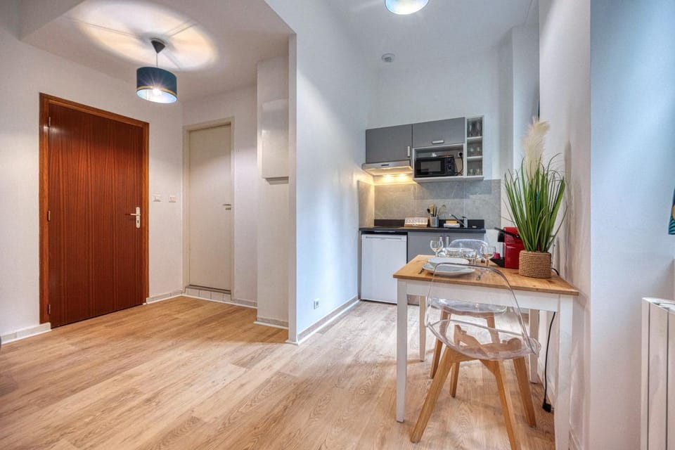 Kitchen or kitchenette, Dining area, minibar, oven, pet friendly, stove