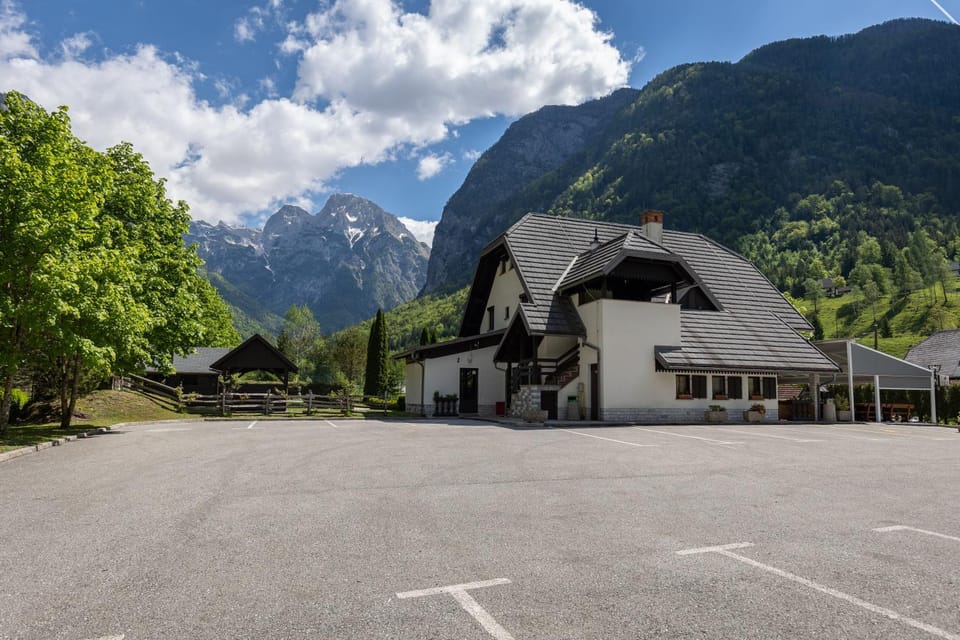Property building, Day, Natural landscape, Garden, Mountain view, Parking