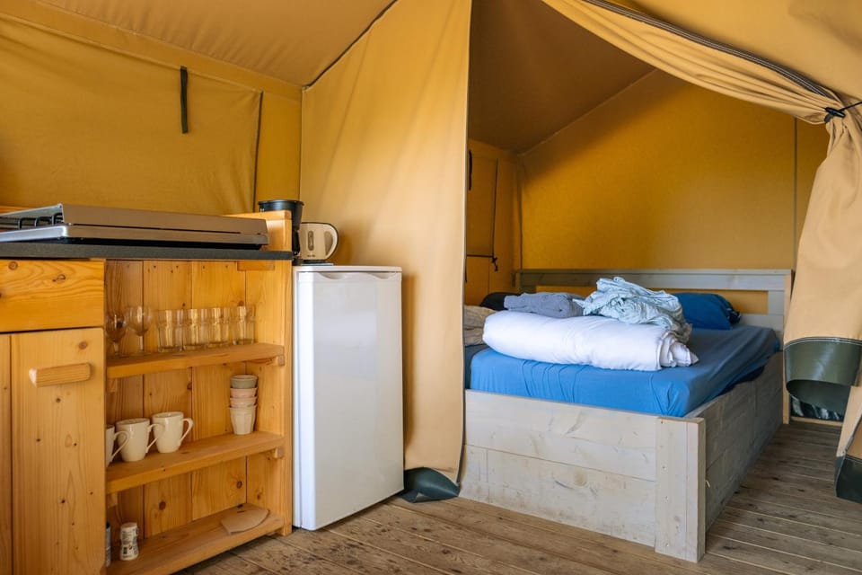 Bedroom, kitchen