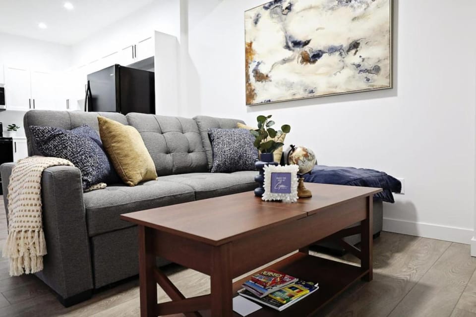 Stylish Retreat with King Bed Long Stays WEM Disney House in Edmonton