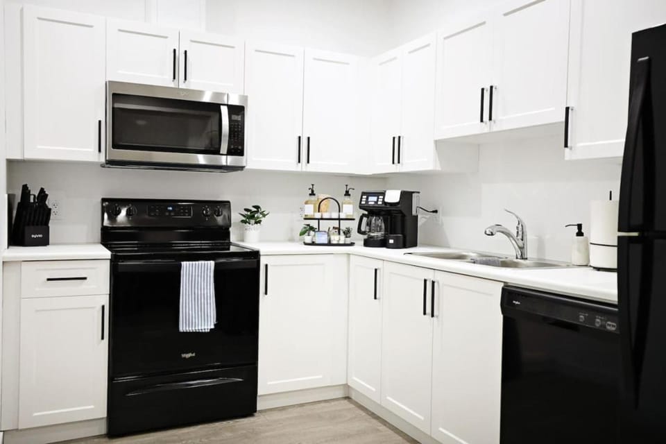 Stylish Retreat with King Bed Long Stays WEM Disney House in Edmonton
