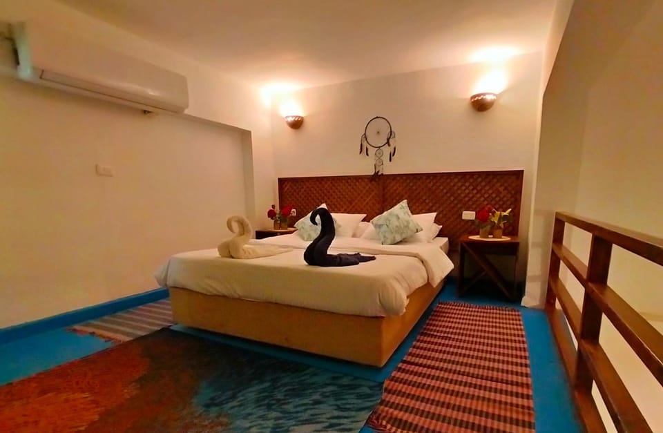 Bed, Bedroom, towels