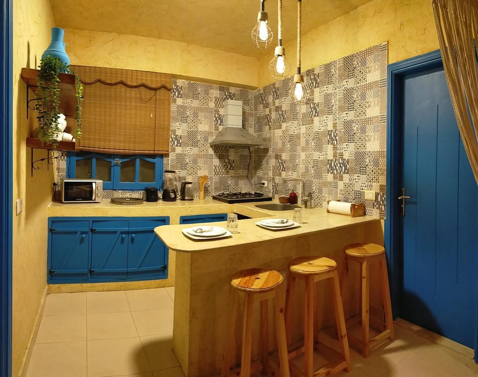 Kitchen or kitchenette, Dining area, minibar