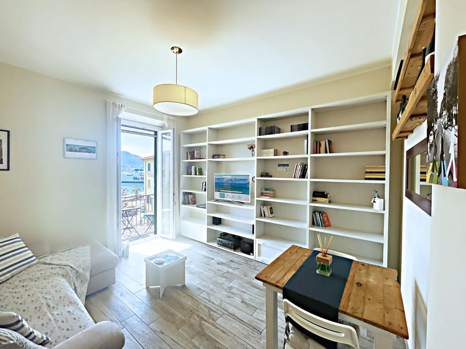 Living room, Seating area, City view, Mountain view, Sea view
