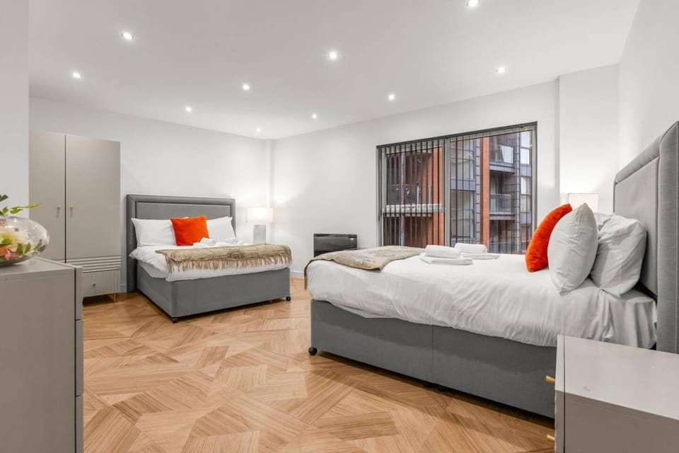 Bed, Living room, Photo of the whole room, Seating area, Bedroom