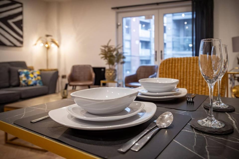Living room, Food and drinks, Seating area, Dining area, Drinks