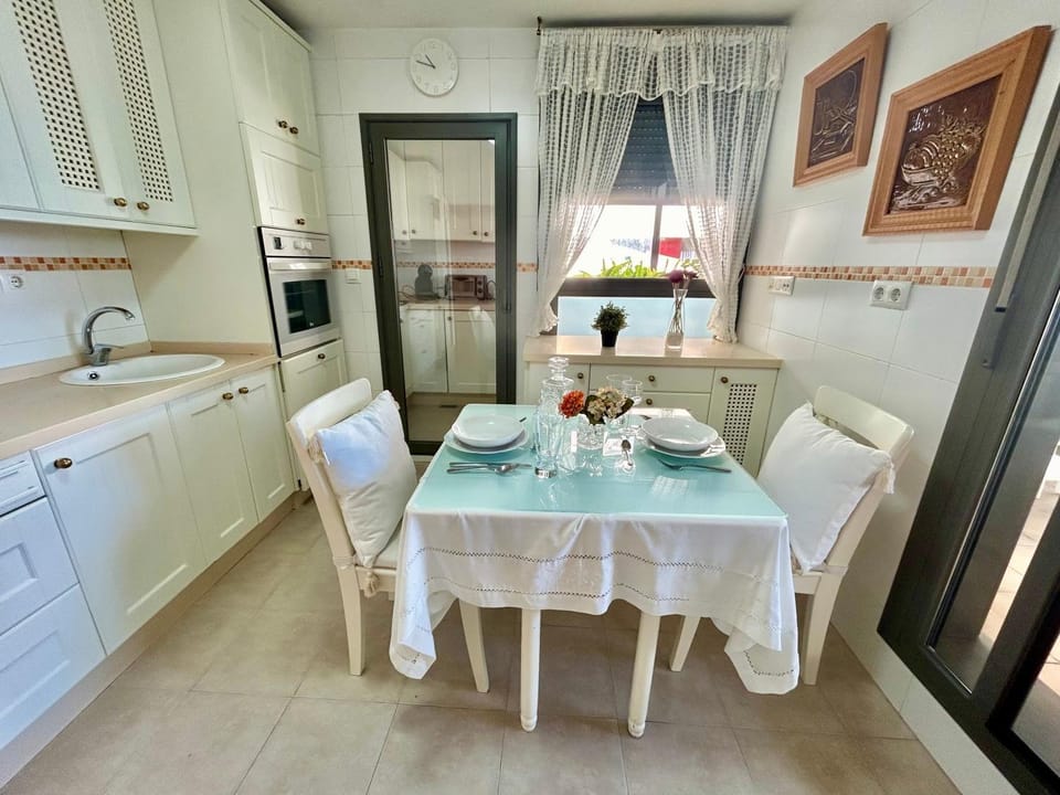 Kitchen or kitchenette, Dining area