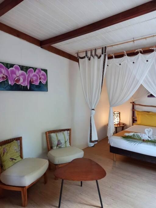 Bungalow atypique Ti Mabouya à 500m de la plage Apartment in Sainte-Anne