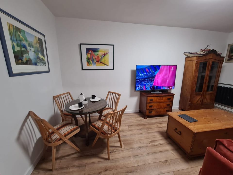 Communal lounge/ TV room, TV and multimedia, Dining area, Evening entertainment