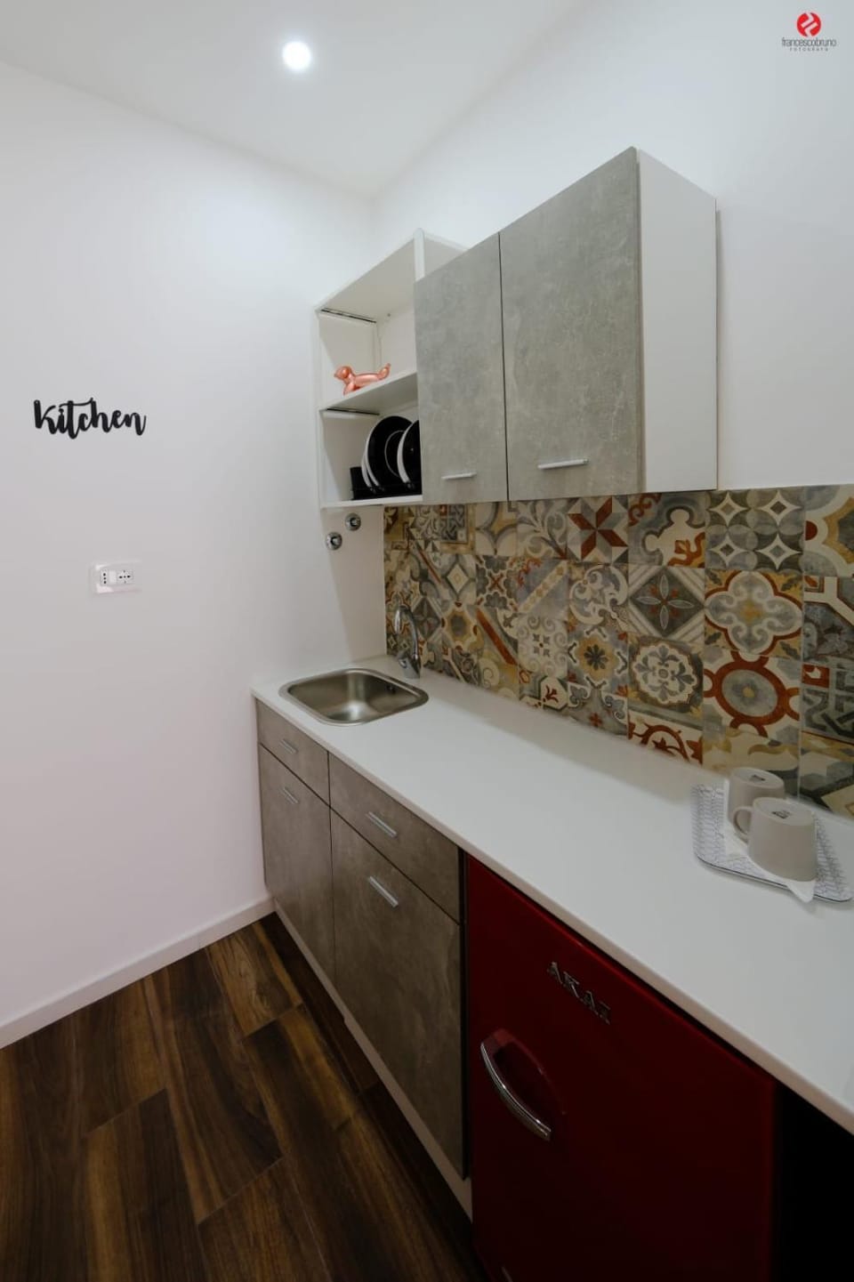 Kitchen or kitchenette, minibar, stove