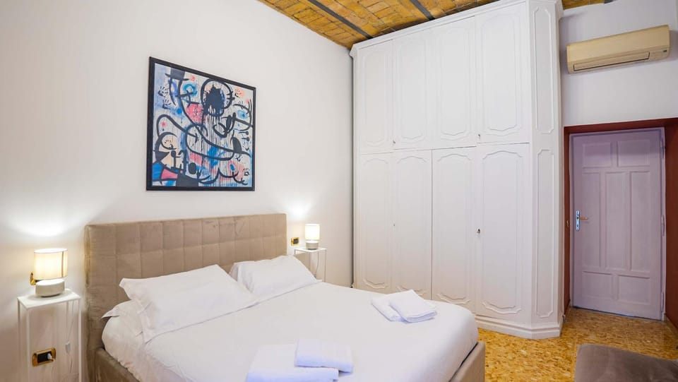 Bed, Bedroom, towels, wardrobe