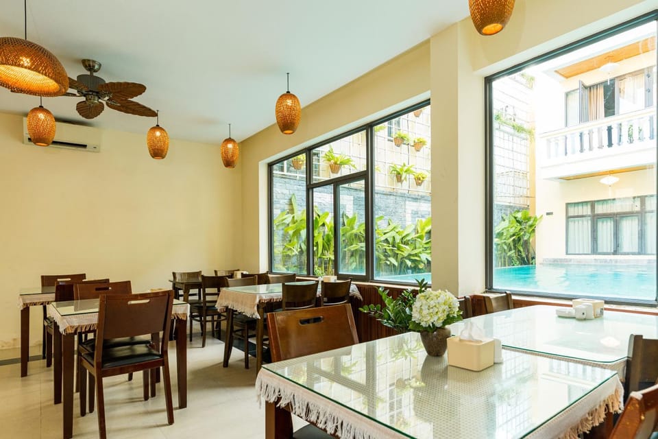 Restaurant/places to eat, Restaurant/places to eat, Dining area