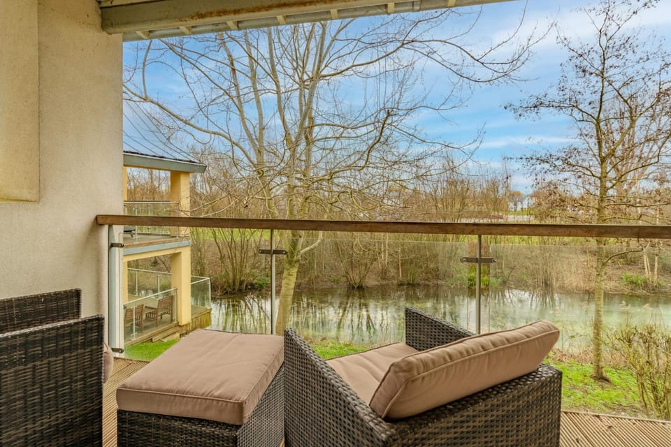 Natural landscape, Balcony/Terrace, Seating area, Lake view, River view