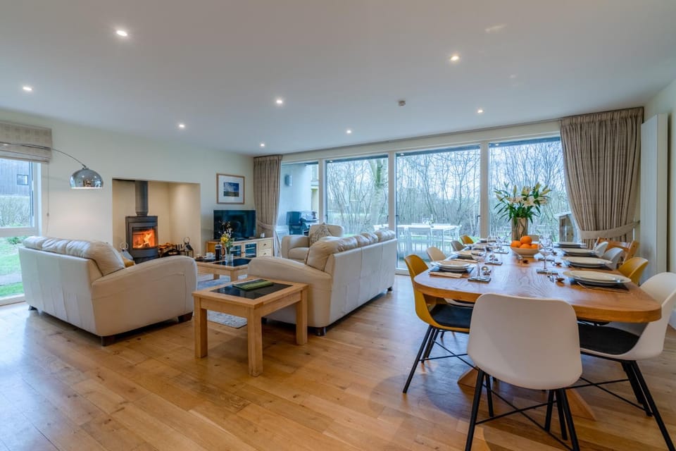 TV and multimedia, View (from property/room), Living room, Seating area, Dining area, flat iron