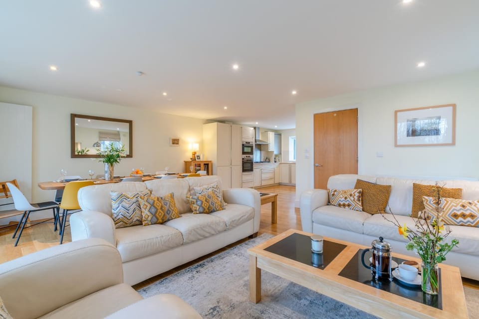 Coffee/tea facilities, Kitchen or kitchenette, Living room, Seating area, Dining area