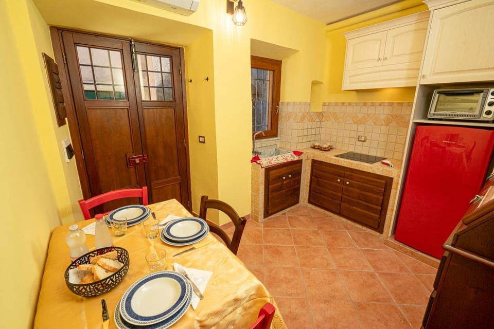Kitchen or kitchenette, Dining area, pet friendly, stove