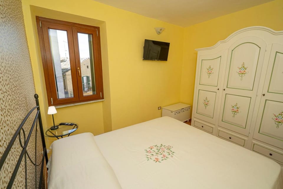 Bed, TV and multimedia, Bedroom, wardrobe