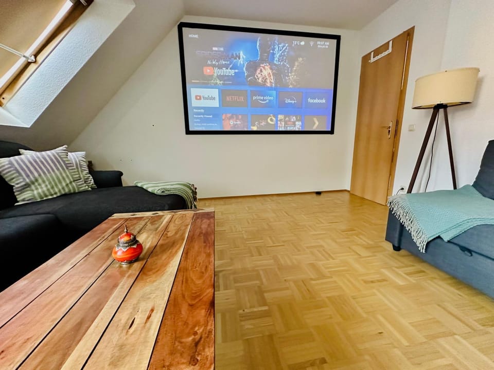 Communal lounge/ TV room, TV and multimedia, Living room, Seating area, Evening entertainment