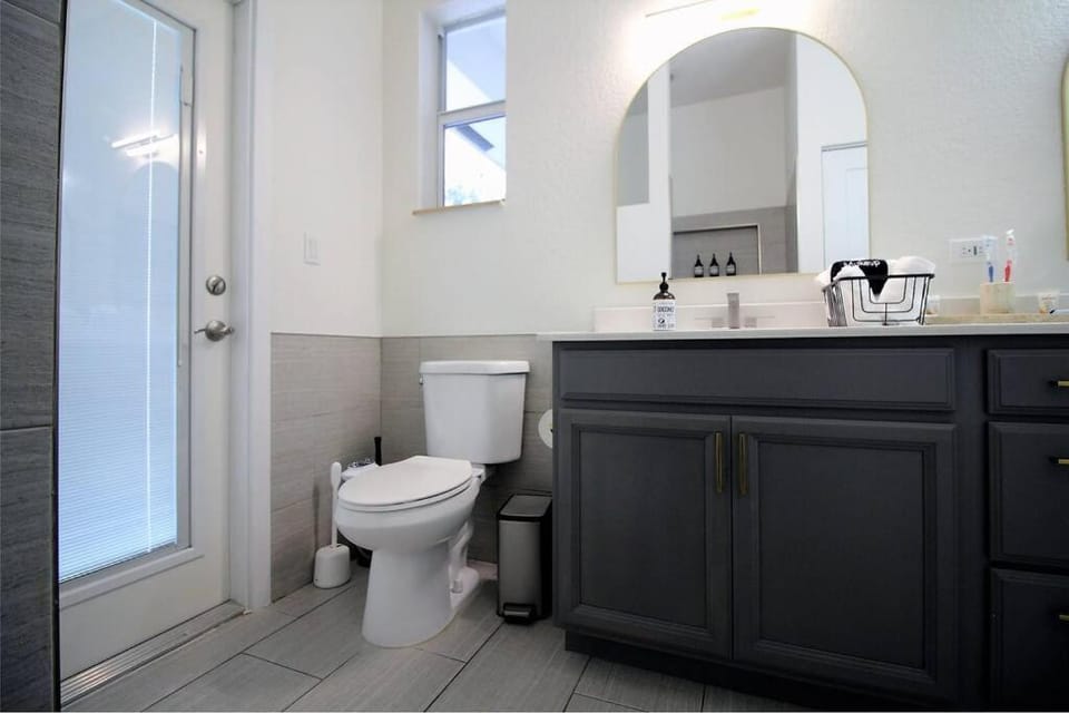Modern & Bright Retreat by the Beach, Airport & Casino! Pool & Jacuzzi! House in Dania Beach