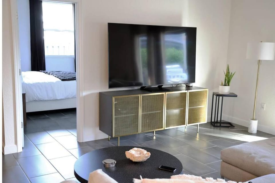 Modern & Bright Retreat by the Beach, Airport & Casino! Pool & Jacuzzi! House in Dania Beach