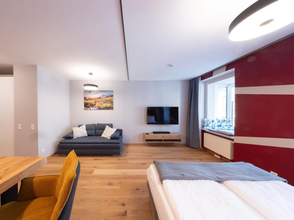 Communal lounge/ TV room, Bed, TV and multimedia, Living room, Photo of the whole room, Seating area, Evening entertainment, Bedroom