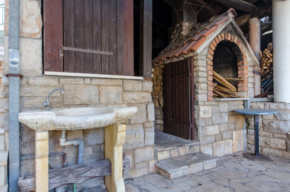 Property building, BBQ facilities, pet friendly