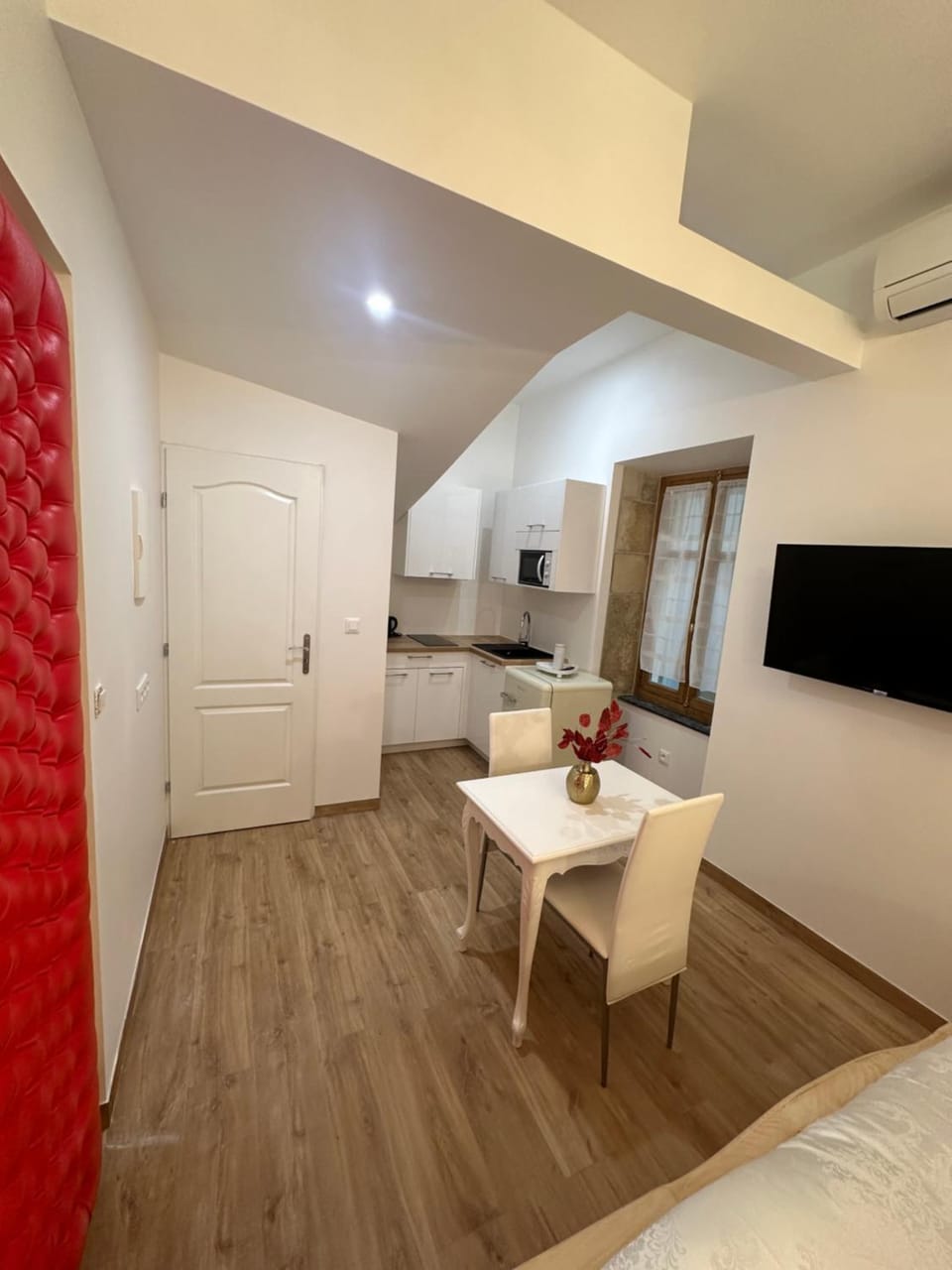 TV and multimedia, Kitchen or kitchenette, Seating area