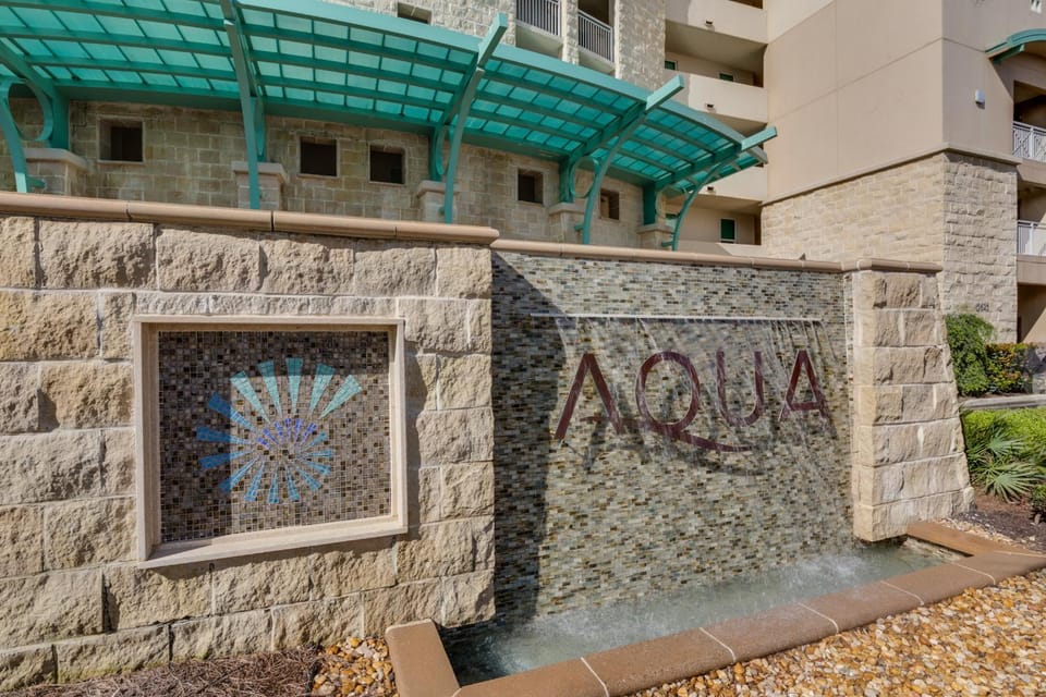 Aqua Resort 906 by Emerald Coast Retreats Apartment in Panama City Beach