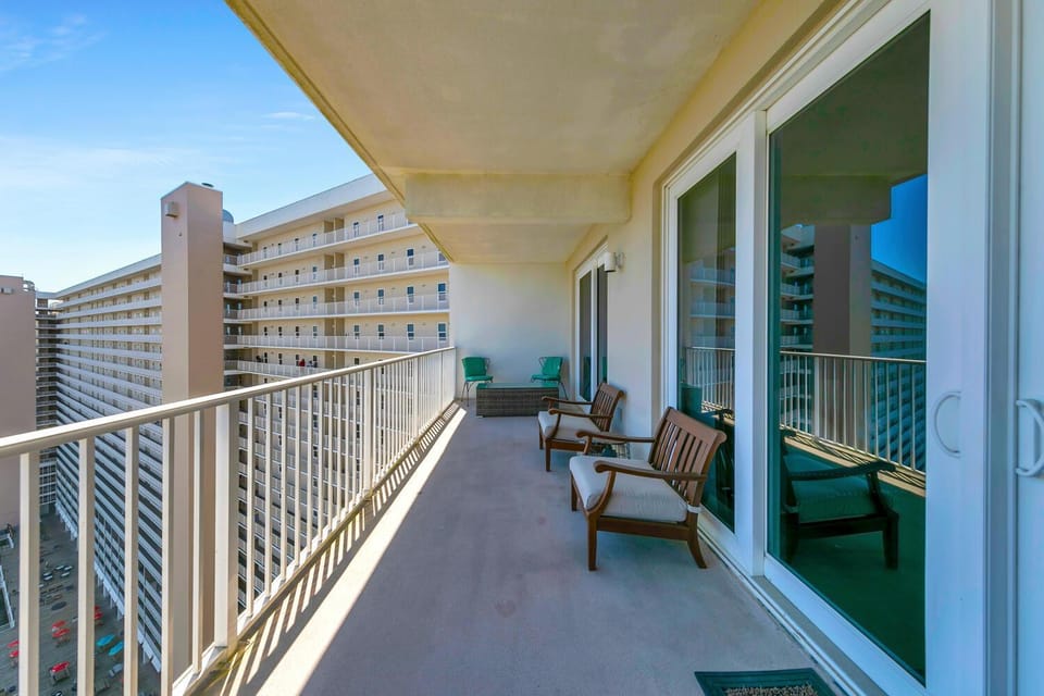 Laketown Wharf 1829 by Emerald Coast Retreats Apartment in Long Beach