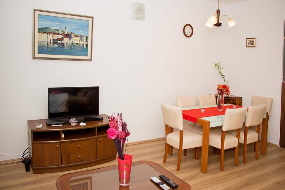 TV and multimedia, Living room, Dining area