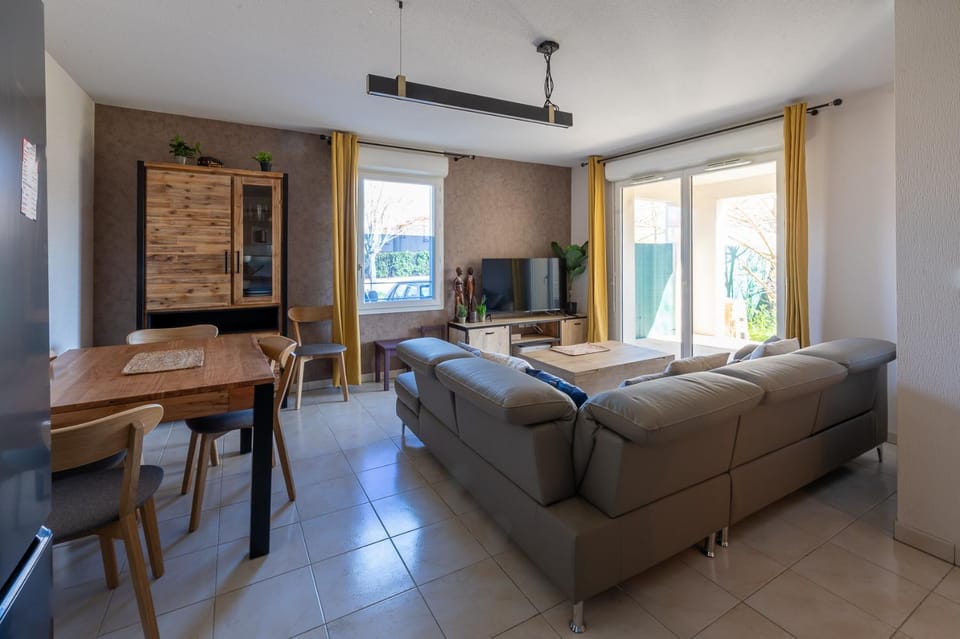 Communal lounge/ TV room, TV and multimedia, Living room, Dining area