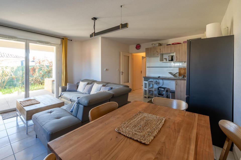 Kitchen or kitchenette, Living room, Seating area, Dining area, stove
