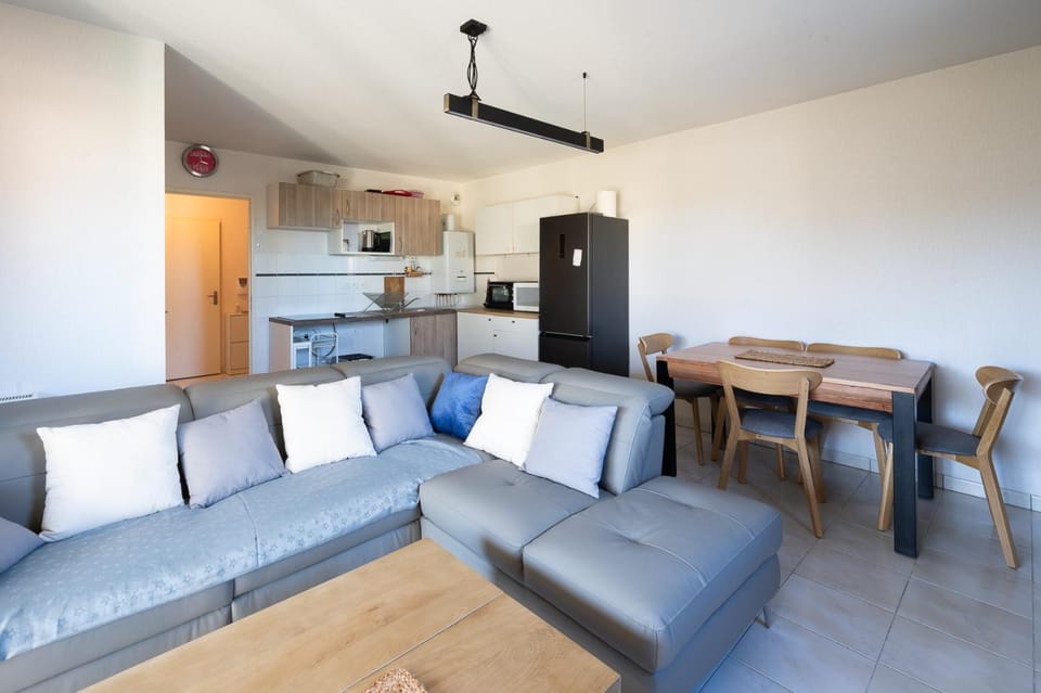 Kitchen or kitchenette, Living room, Seating area, Dining area, minibar, oven, stove