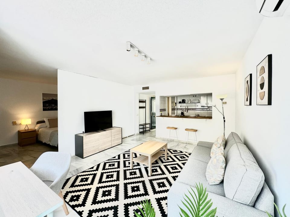 Communal lounge/ TV room, Bed, TV and multimedia, Kitchen or kitchenette, Living room, Photo of the whole room, Seating area, Bedroom