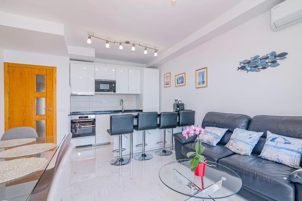 Kitchen or kitchenette, Living room, Seating area, minibar, pet friendly, stove