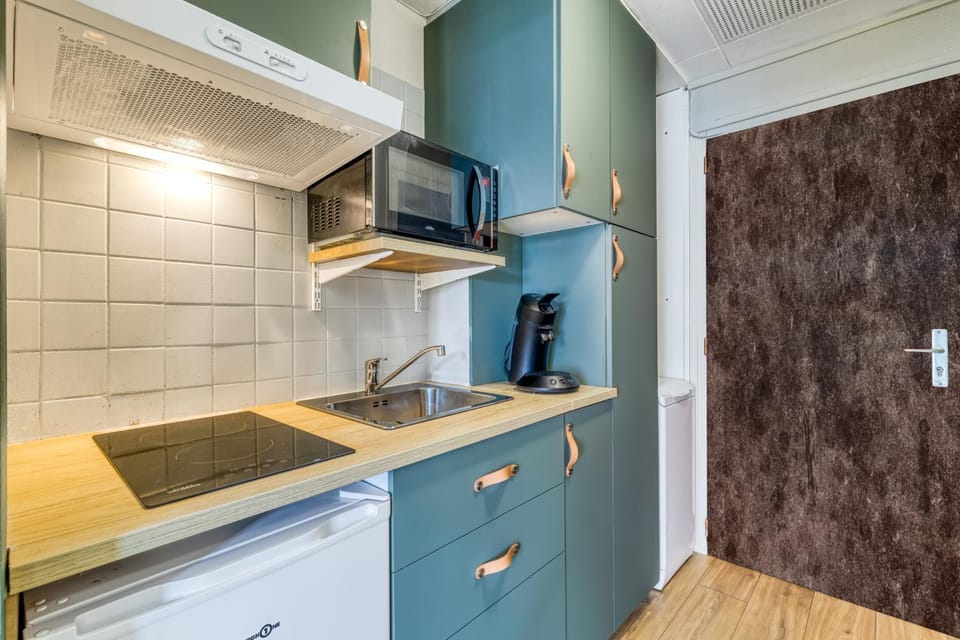 Kitchen or kitchenette, minibar, stove