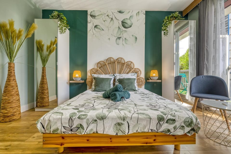 Bed, Bedroom, towels