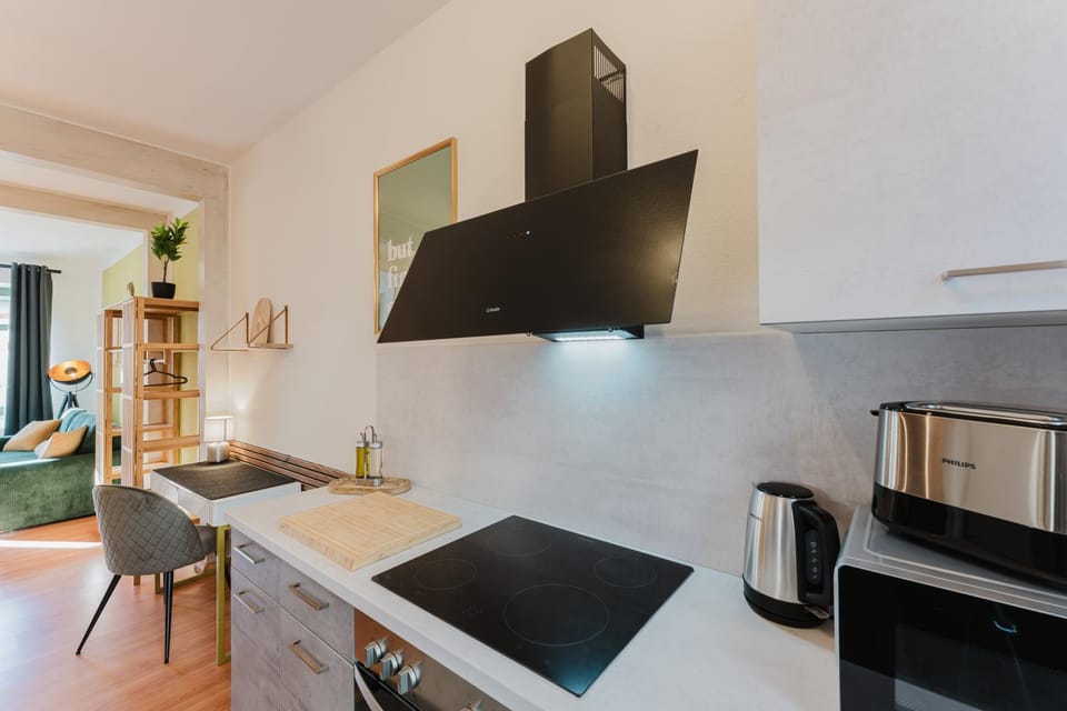 Coffee/tea facilities, Dining area, oven, stove, toaster