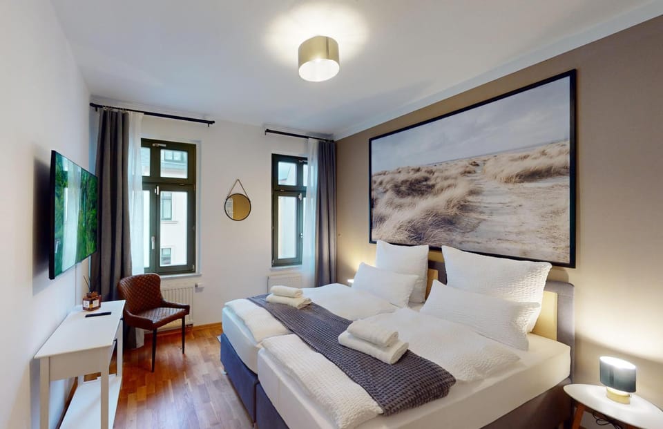Bed, TV and multimedia, Photo of the whole room, Bedroom