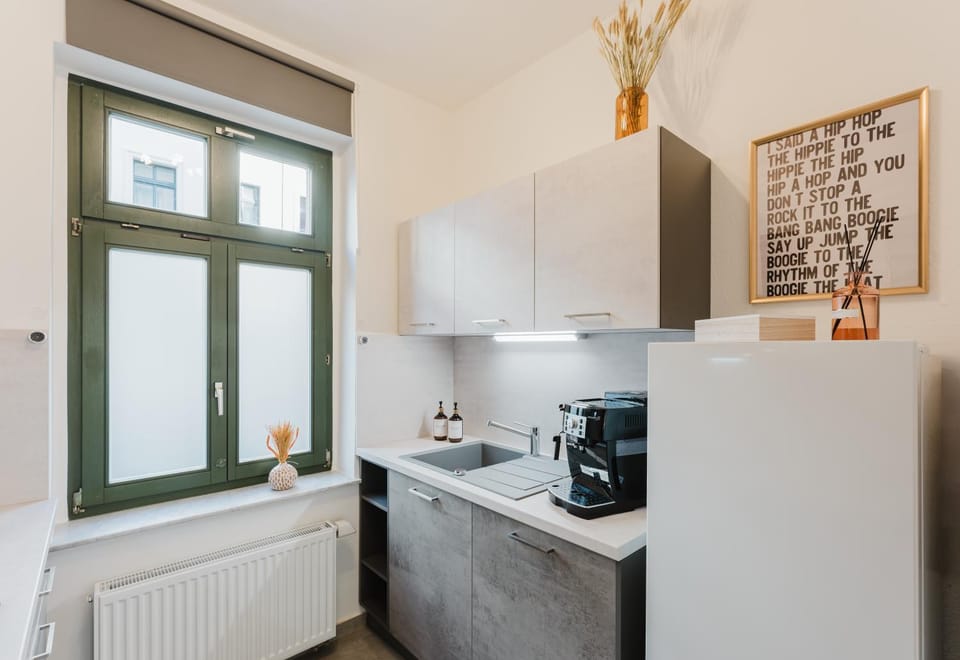Coffee/tea facilities, Kitchen or kitchenette, stove, toaster