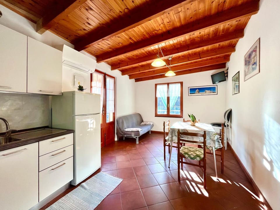 Kitchen or kitchenette, Living room, Seating area, Dining area, minibar, pet friendly, stove