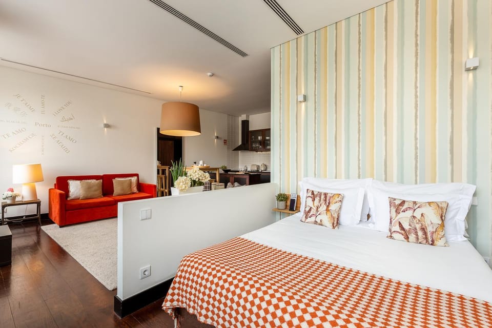 Bed, Living room, Photo of the whole room, Seating area, Bedroom