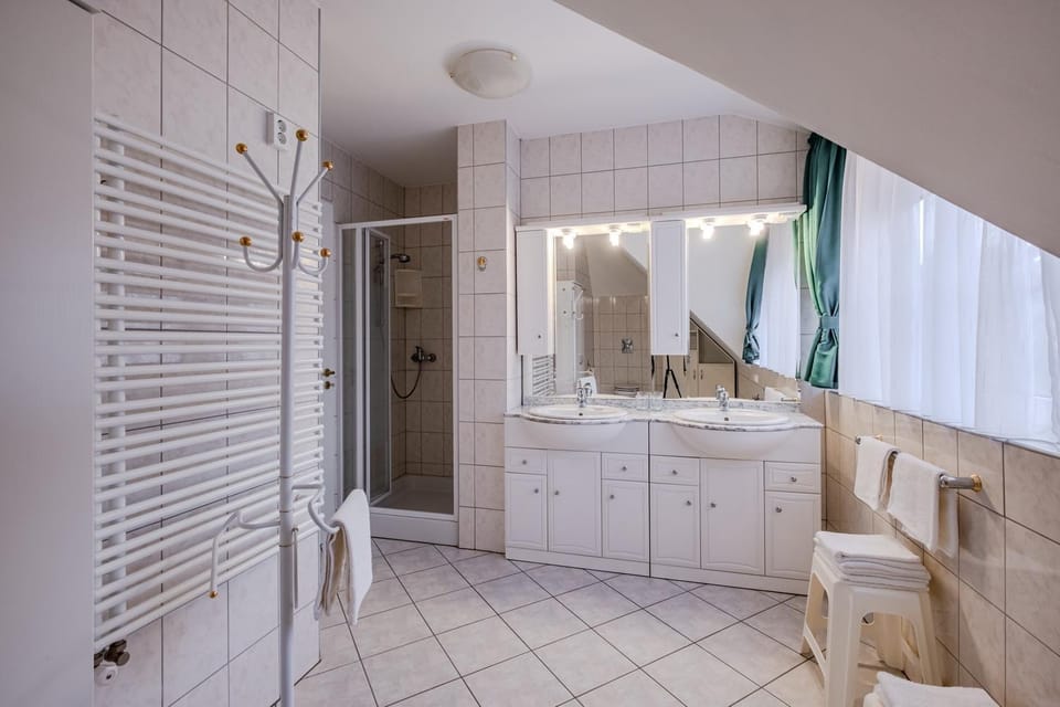 Shower, Bathroom, towels