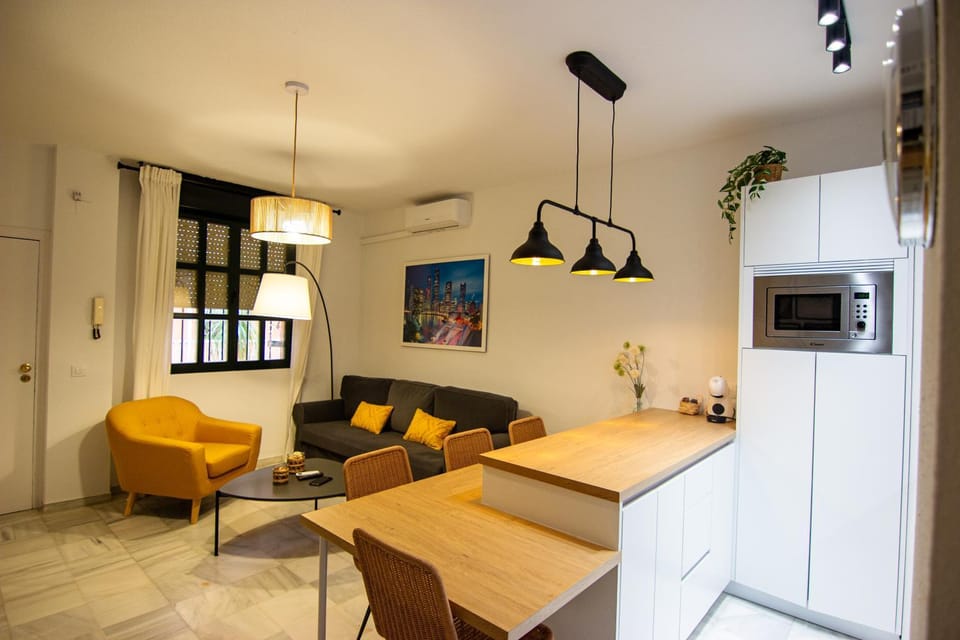 Communal lounge/ TV room, Kitchen or kitchenette, Living room, Seating area, Dining area, minibar, stove