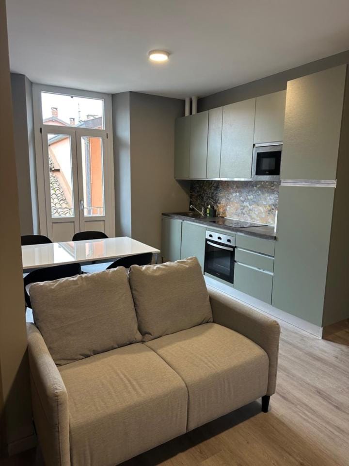Kitchen or kitchenette, Dining area, minibar