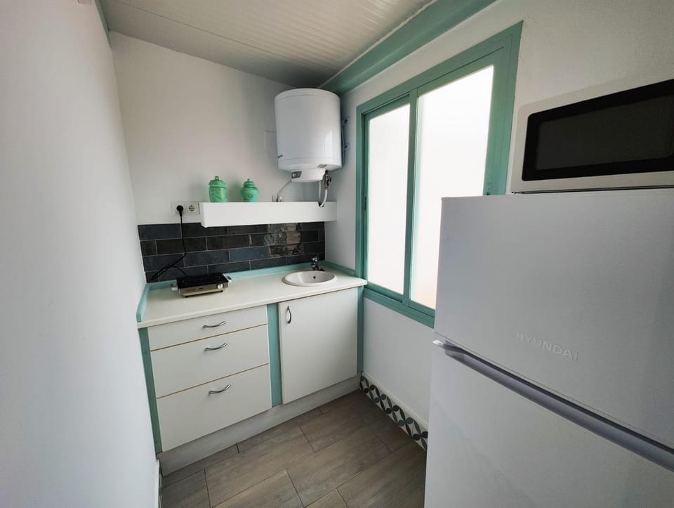 Kitchen or kitchenette, minibar, stove