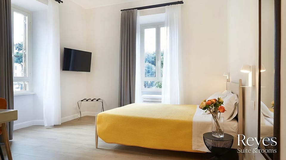 Bed, TV and multimedia, Photo of the whole room, Bedroom