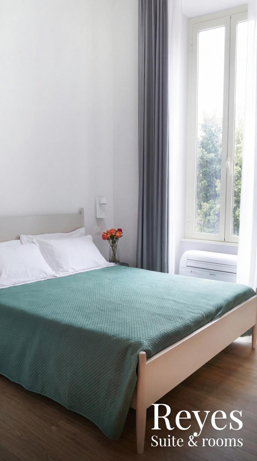 Photo of the whole room, Bedroom, Street view